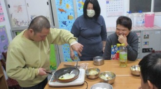 學習使用電磁爐、平底鍋，煎著蔥油餅